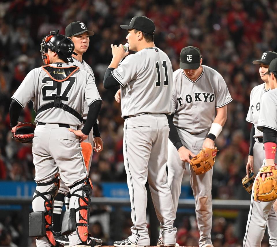 ７回、先制点を許してマウンドに集まる巨人ナイン、中央は先発の田中将