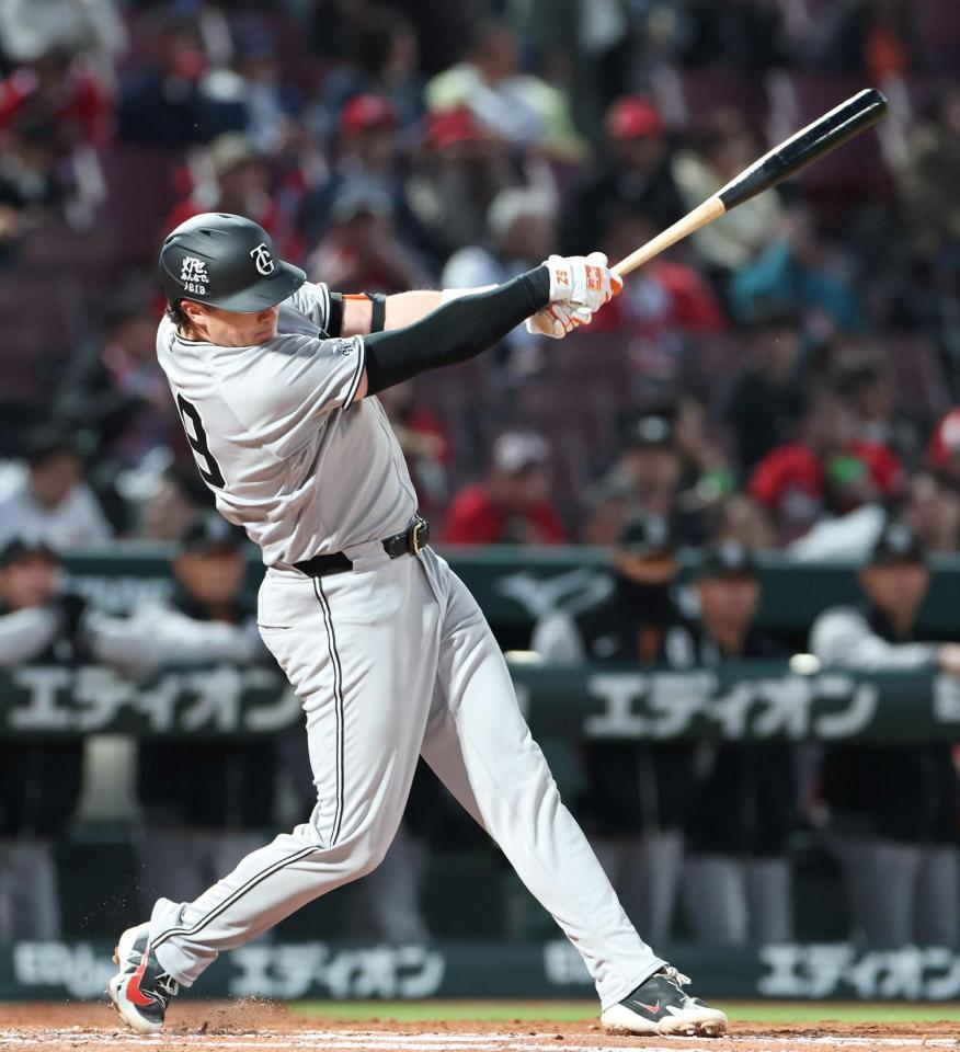 ４回、中前打を放つダルベック（撮影・北村雅宏）