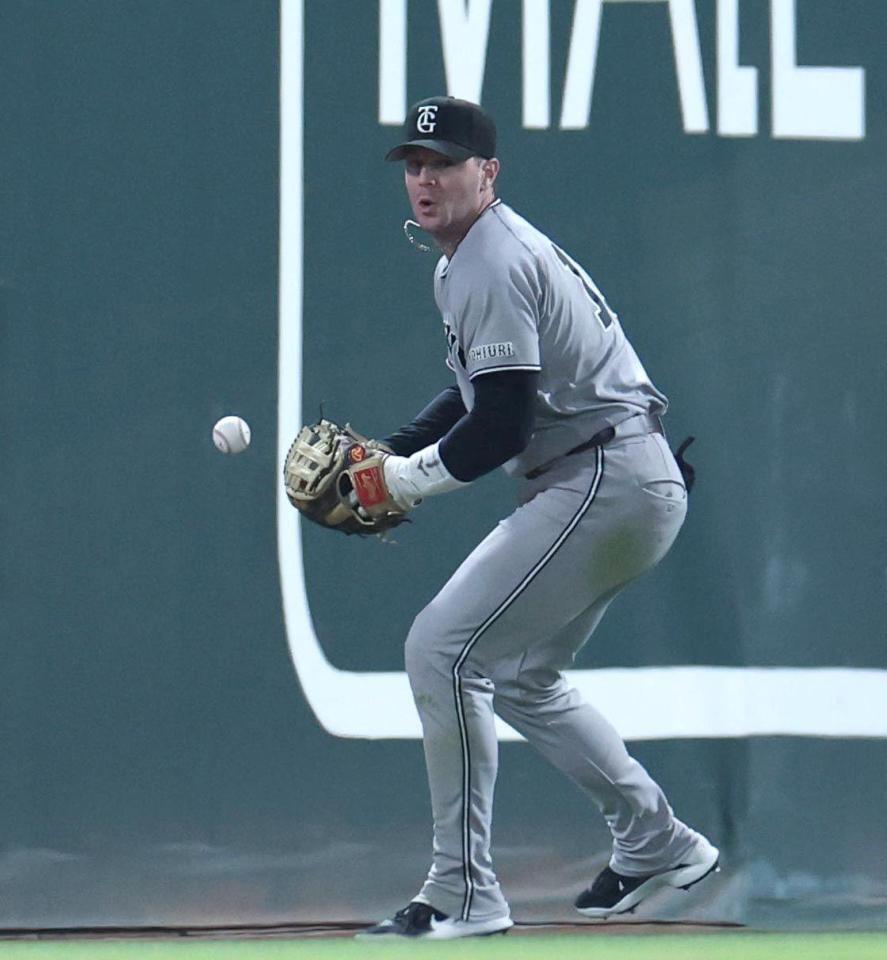 ７回、ファビアンの打球をダルベックが後逸し、その打球をファンブルするキャベッジ（撮影・北村雅宏）