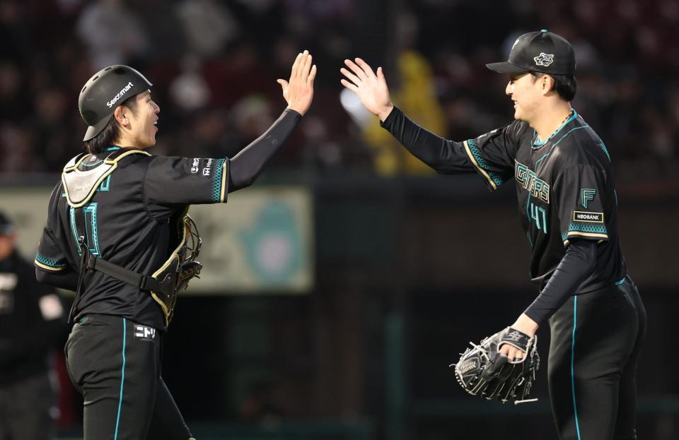 最後を締め清水優と笑顔の柳川（撮影・金田祐二）