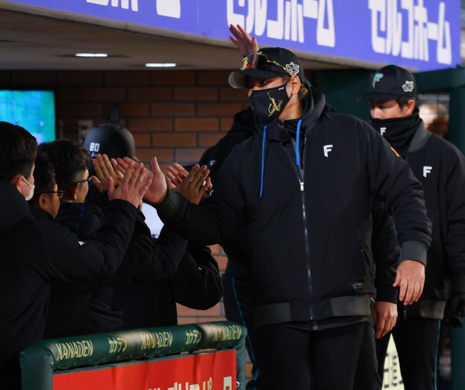 勝利を喜ぶ新庄監督（撮影・金田祐二）