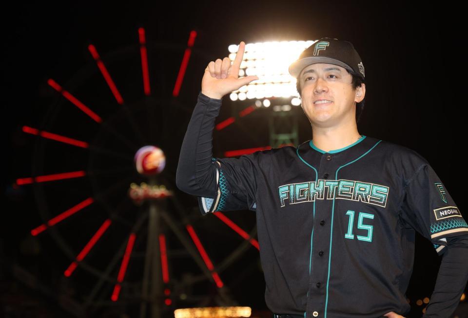 「ドミれ！」ポーズで笑顔の北山（撮影・金田祐二）