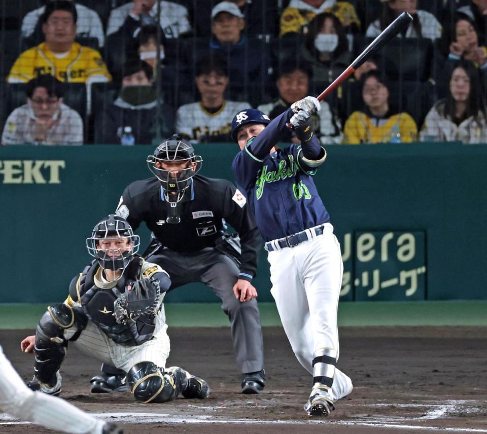 ６回、右中間へ勝ち越しの適時二塁打を放つ赤羽（撮影・立川洋一郎）