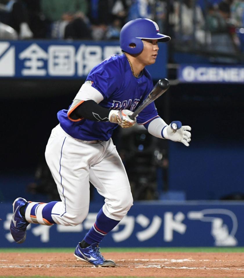 ８回、村松は右前適時打を放つ（撮影・佐藤厚）