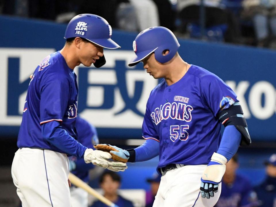 １回、細川（右）は２号先制２ランを放ち、福永（左）に迎えられる（撮影・佐藤厚）