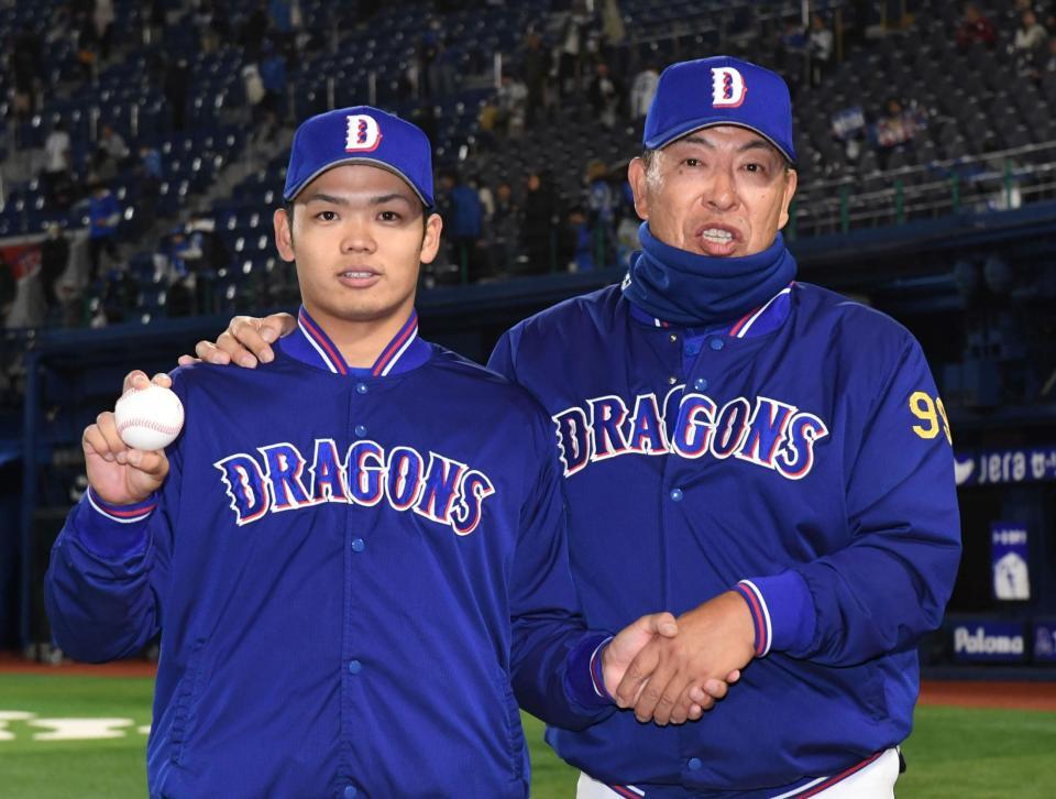 プロ初勝利を挙げ、井上監督（右）から祝福される根尾（撮影・佐藤厚）