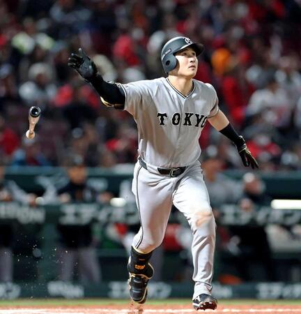 　９回、逆転となる２ランを放つ泉口（撮影・北村雅宏）