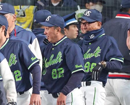 　阪神に勝利し、笑顔でナインを迎える池山監督（右）