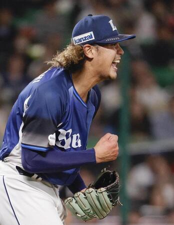 　８回、今宮を空振り三振に仕留め雄たけびを上げる高橋光