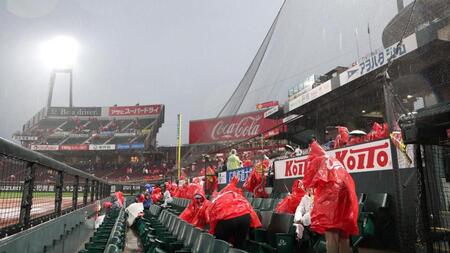 降雨のため、試合が中止となり、球場を後にする野球ファン（撮影・北村雅宏）