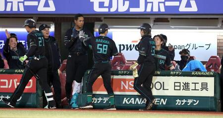 ６回、左中間に勝ち越し３ランを放った清宮幸らを迎える新庄監督らベンチ（撮影・金田祐二）