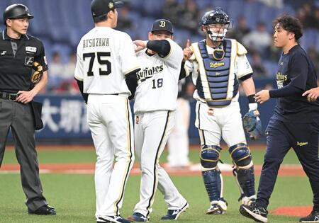 ６回途中、降板する宮城（中央）＝撮影・高部洋祐
