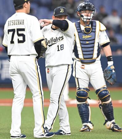 ６回途中、ベンチに下がる宮城（中央）＝撮影・高部洋祐