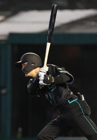 ６回、奈良間は中前に同点適時打を放つ（撮影・金田祐二）