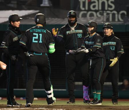 ６回、左中間に勝ち越し３ランを放ちナインに迎えられる清宮幸（撮影・金田祐二）