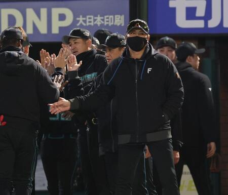 ナインを迎える新庄監督（撮影・金田祐二）