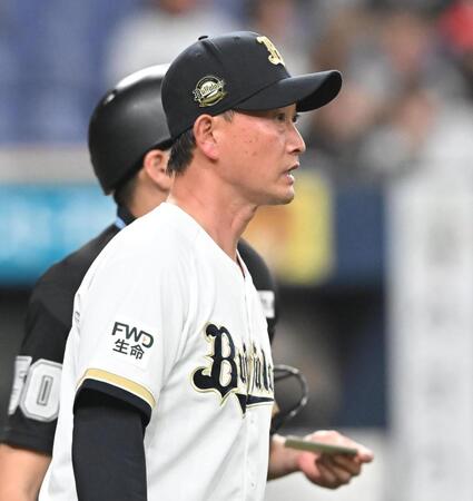 ６回、宮城の交代を告げる岸田監督（撮影・高部洋祐）