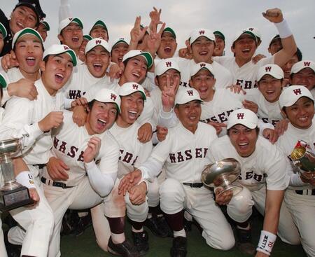 東京六大学春季リーグで優勝し、鳥谷敬（前列左から２人目）らナインと喜ぶ早大・野村徹監督（同４人目）＝２００３年６月