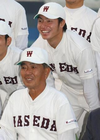 東京六大学秋季リーグで優勝し早大・野村徹監督（下）と笑顔で撮影に応じる鳥谷敬＝２００３年１１月
