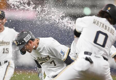 サヨナラ打を放ち、仲間の祝福を受ける西川（７）＝撮影・高部洋祐