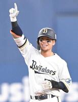 　６回、適時二塁打を放ちポーズを決める杉沢（撮影・高部洋祐）