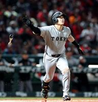 ９回、逆転となる２ランを放つ泉口（撮影・北村雅宏）