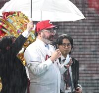 試合が中止となり、雨の中であいさつするエドワード・アニバル・ペレス・レジェス駐日ドミニカ共和国大使（撮影・北村雅宏）