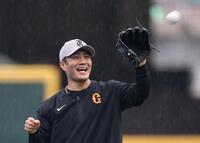 雨の中、キャッチボールする則本（撮影・北村雅宏）