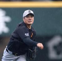 雨の中、キャッチボールする則本（撮影・北村雅宏）