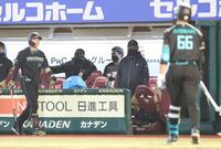 ５回、万波が三振に倒れうなだれる新庄監督（撮影・金田祐二）