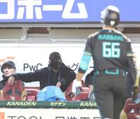 ５回、万波が三振に倒れ厳しい表情の新庄監督（撮影・金田祐二）