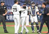 ６回途中、降板する宮城（中央）＝撮影・高部洋祐