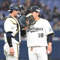 ６回、若月（左）をマウンドに呼ぶ宮城（撮影・高部洋祐）