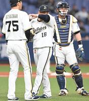 ６回途中、ベンチに下がる宮城（中央）＝撮影・高部洋祐