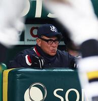 ４回、森下に先制ソロを許し厳しい表情の池山監督（撮影・西田忠信）