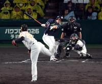 ６回、空振り三振に倒れる宮本（投手　茨木、捕手　坂本）＝撮影・山口登