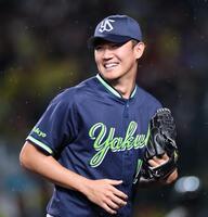 ２回、無失点に抑えた奥川は笑顔でベンチへ戻る（撮影・田中太一）