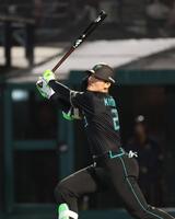 ６回、左中間に勝ち越し３ランを放つ清宮幸（撮影・金田祐二）