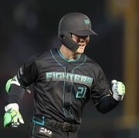 ６回、左中間に勝ち越し３ランを放ちガッツポーズの清宮幸（撮影・金田祐二）