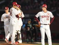 ６回、３連打で逆転され降板する内（撮影・金田祐二）