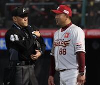 ウレーニャを替える三木監督（撮影・金田祐二）