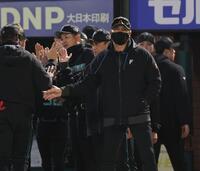 ナインを迎える新庄監督（撮影・金田祐二）