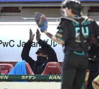 ７回、古林の好投の喜ぶ新庄監督（撮影・金田祐二）