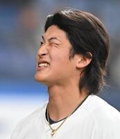 同点に追いつかれた６回を投げ終え、悔しそうにベンチに戻る山崎（撮影・高部洋祐）