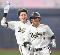 サヨナラ打を放ち、麦谷（奥）の祝福から逃げ回る西川（撮影・高部洋祐）