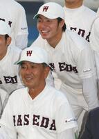 東京六大学秋季リーグで優勝し早大・野村徹監督（下）と笑顔で撮影に応じる鳥谷敬＝２００３年１１月