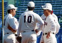 東亜大戦で鳥谷敬（左端）らに声を掛ける早大・野村徹監督（右端）＝神宮球場、２００３年１１月