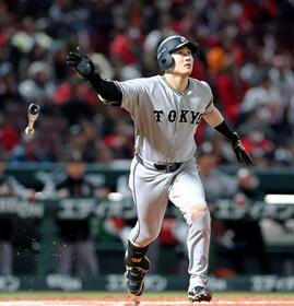 　９回、逆転となる２ランを放つ泉口（撮影・北村雅宏）