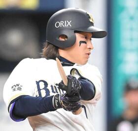 　１回、バットを折られながらも右前打を放つ渡部（撮影・高部洋祐）