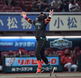 　４回、先制ソロを放ち両手を広げ生還するカストロ（撮影・金田祐二）